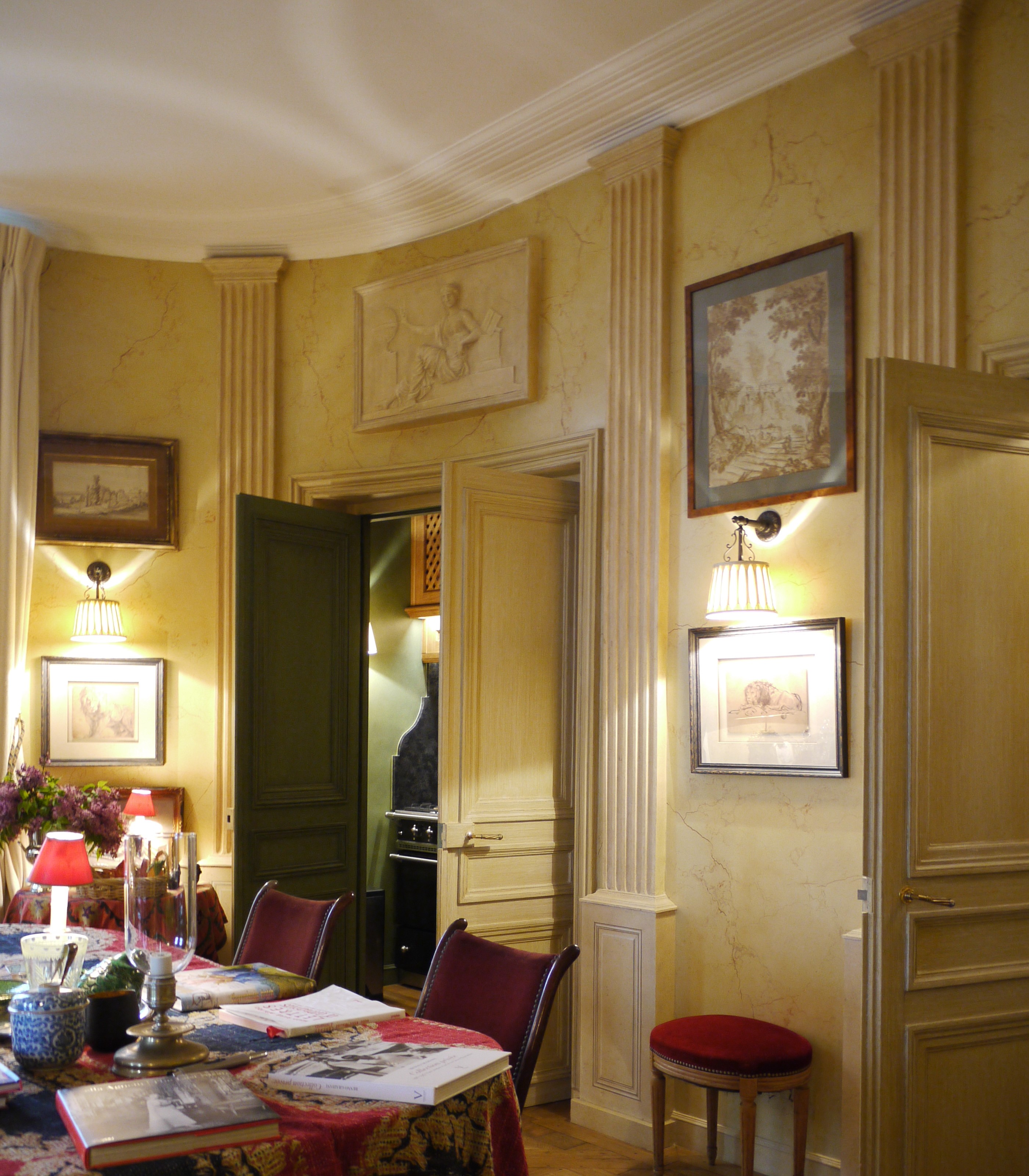 DECOR PEINT Patine marmorisée sur les murs et pastillée sur les portes, Imitation pierre sur les pilastres