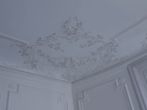 Ornementations sur la corniche d'un appartement haussmanien