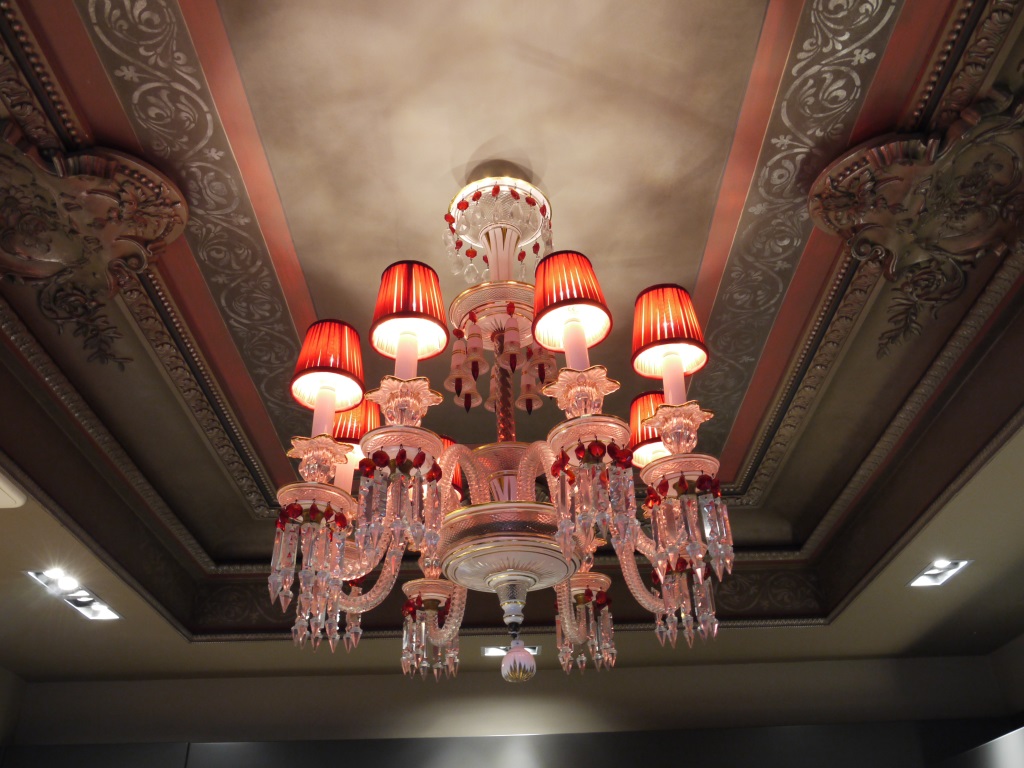 Décor peint de style baroque sur le plafond d'une cuisine