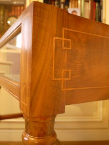 MEUBLE PEINT : Sur un meuble vitrine, imitation de marqueterie de noyer, avec filets de poirier clair