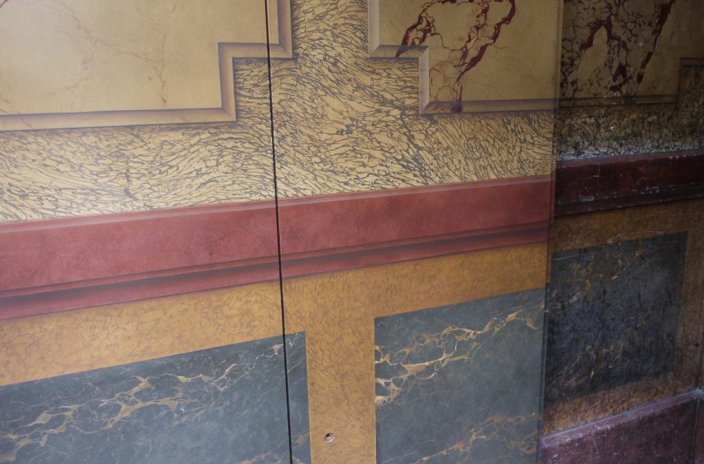 Imitation de stuc marbre sur une armoire technique