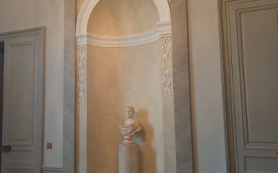 Décors en faux marbres dans la niche d’une salle à manger et dans une salle de bain