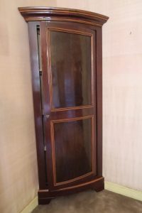 Meuble peint : encoignure d'inspiration chinoise