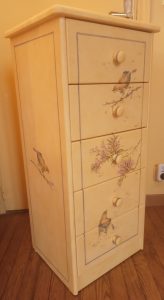 Meuble peint avec motifs d'oiseaux