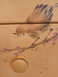 Meuble peint avec motif d'oiseau