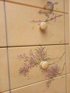 Meuble peint décor d'oiseaux