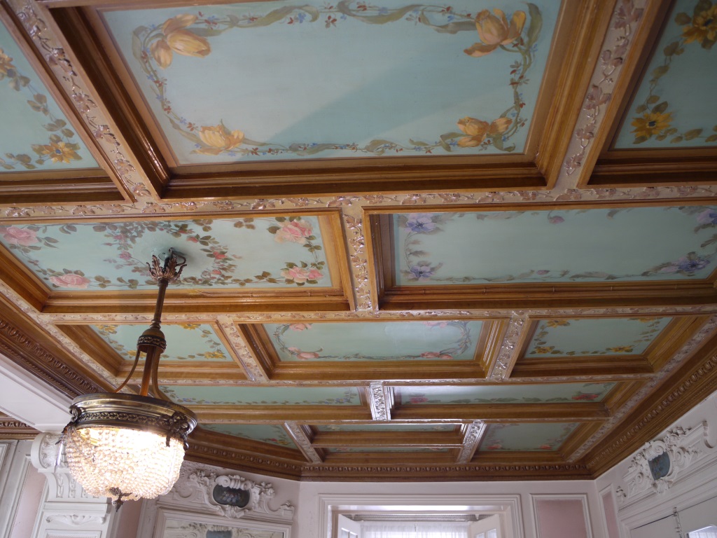 Restauration du décor peint d'un plafond à caissons