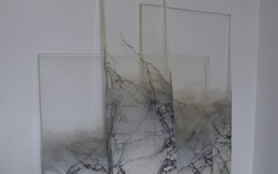 Faux marbre Brèche Grise sur une sculpture en plexiglas