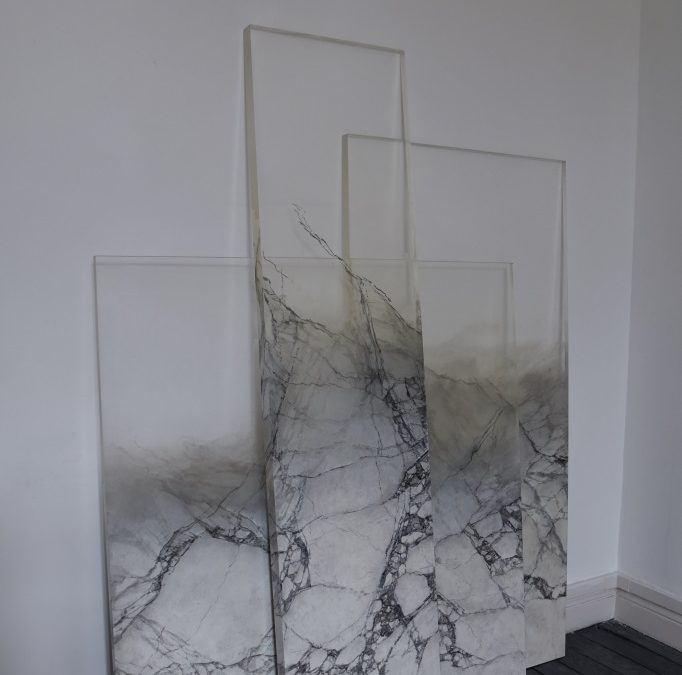 Faux marbre Brèche Grise sur une sculpture en plexiglas