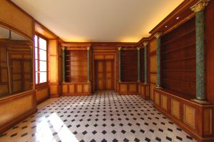 Faux bois acajou , imitation loupe d'orme et colonnes faux marbre dans un château classé