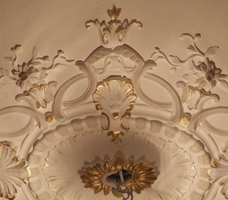 DECOR CONTEMPORAIN : composition de rehauts dorés et gris pale sur les motifs d'une rosace.