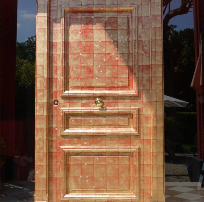 DECOR CONTEMPORAIN : composition de fausse feuille d'or et carrés d'argent sur le ton rouge d'une porte d'entrée de maison particulière