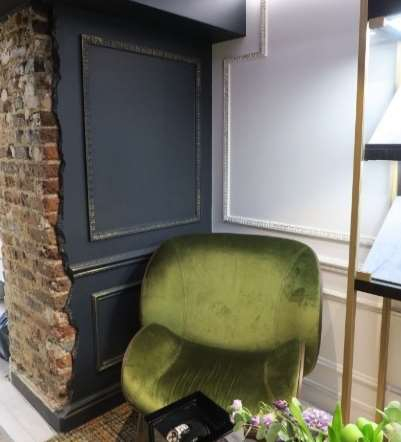 DECOR CONTEMPORAIN : rehauts dorés sur les moulures ornementées d'un show-room