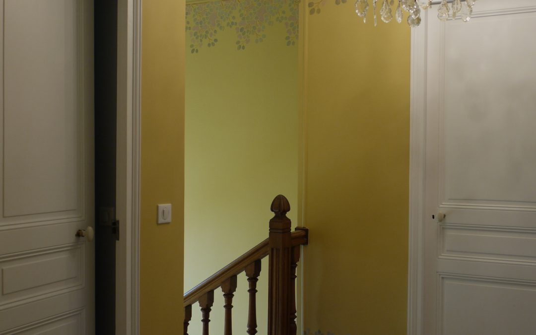 DECOR CONTEMPORAIN : frise végétale de tons ocres et argent de style Art Nouveau dans l'escalier d'une maison particulière