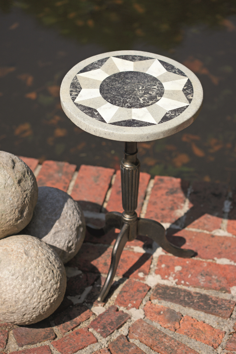 Sur un petit guéridon, imitation de marqueterie de faux marbres noirs, gris, blanc, de style Néoclassique,