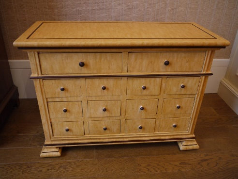 Meuble peint en faux bois imitation érable