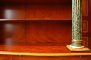 Faux bois acajou dans une bibliothèque de style Empire et colonne faux marbre