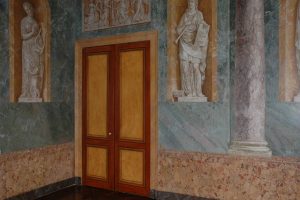 Faux bois acajou et fausses moulures sur une porte dans un château classé