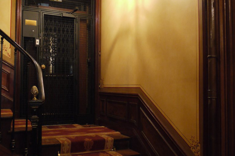 Décor peint Néoclassique :  composition de patines, avec motifs d’angles et filets