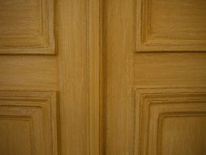 Patine pastillée sur une porte de ton miel