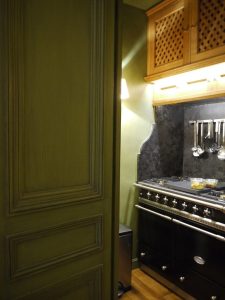 Patine pastillée de ton vert sur une porte de cuisine