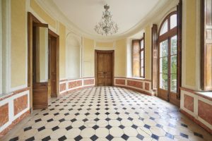 Décor de faux marbres dans le salon ovale d'un château classé