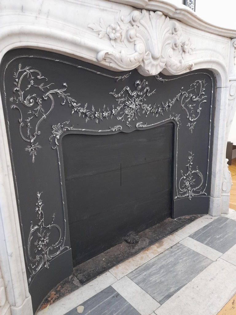 Décor peint argenté sur une cheminée