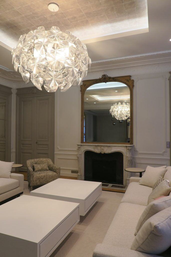 DECOR CONTEMPORAIN : Sur un cadre de miroir et manteau de cheminée d'un appartement parisien, décor de ton anthracite, avec rehauts d'argent.