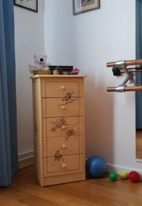 Meuble peint chiffonnier aux motifs d'oiseaux