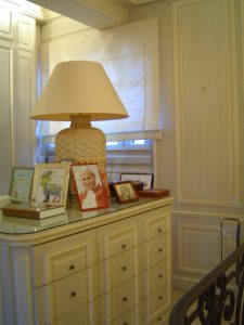 DECOR CLASSIQUE : décor composé de patines spaltées de 2 ton de bleu, avec moulures et filets sur les panneaux de ton blanc cassé.