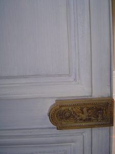 DECOR CLASSIQUE : décor composé de patine spaltée d'effet cérusé et de dorure