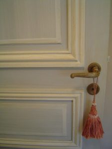 DECOR CLASSIQUE : détail de décor composé de patines spaltées de 2 ton de bleu, avec moulures et filets sur les panneaux de ton blanc cassé.