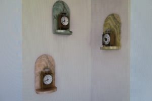 OBJET PEINT : Consoles présentoirs en imitation bois coloré et doré