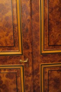 restauration d'un décor de faux bois sur des boiseries