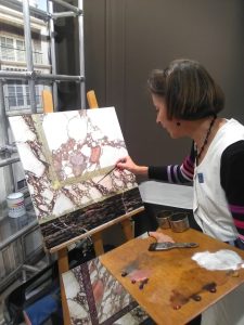 FAUX MARBRE : au salon du patrimoine 2017, démonstration de marbre dans le stand de l’Entreprise Seguin Levy