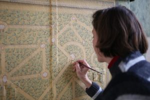 TROMPE L’ŒIL : détail du plan du labyrinthe de Versailles, avec fausses moulures ornementées et décor végétal - décor en cours