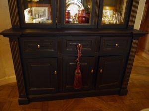 Vaisselier réhaussé de filets dorés, meuble peint pour la décoratrice Elisabeth Taylor