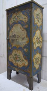 Restauration du décor peint d'une petite armoire de chevet, un meuble peint de style baroque vénitien.