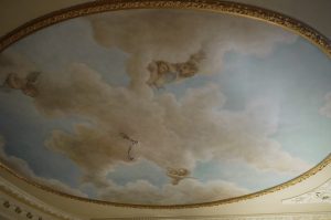 TROMPE L’ŒIL : sur le plafond d’une chambre à coucher, décor de ciel baroque avec angelots (en collaboration avec Christophe Rage)