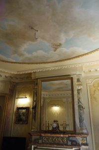 TROMPE L’ŒIL : sur le plafond d’une chambre à coucher, décor de ciel baroque avec angelots (en collaboration avec Christophe Rage)