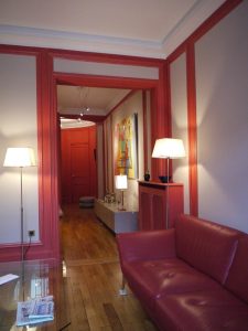 Conseils couleurs pour un appartement contemporain, avec filets argent sur les moulures.