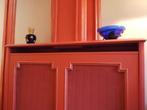 DECORS PEINT : Conseils de tons pour un appartement contemporain. Avec effets argentés sur les moulures. Detail.