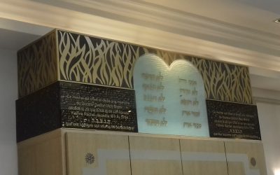 DÉCOR PEINT sur meuble d’un lieu de culte.