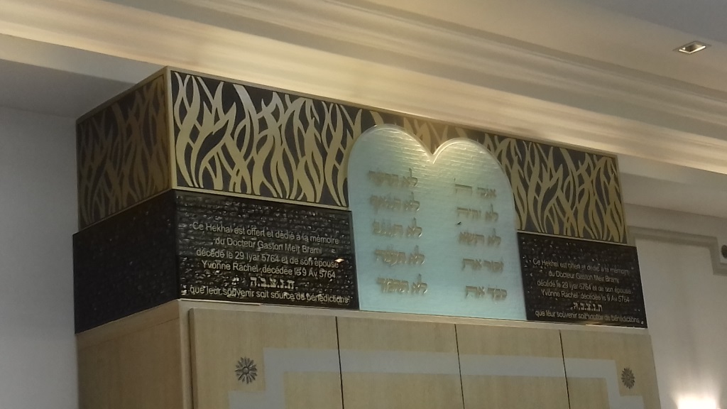 DÉCOR PEINT sur meuble d’un lieu de culte.