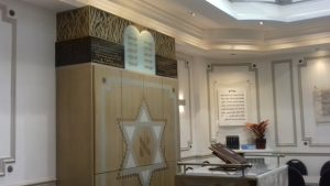 MEUBLE PEINT : Sur une armoire de synagogue, réalisation d'un motif flammé brun et or pour encadrer la table des lois.