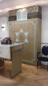 MEUBLE PEINT : Sur une armoire de synagogue, réalisation d'un motif flammé brun et or pour encadrer la table des lois.