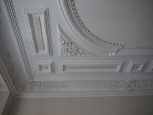 DECOR PEINT : Sur les motifs d’un plafond à caissons, rehauts de ton or et lin