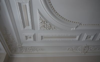 DÉCOR OR et ARGENT SUR LES ORNEMENTATIONS ET FRISES DE PLAFONDS