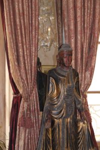 DECOR PEINT : Sur les murs du salon d’un hôtel parisien du XVIIIe, décor de patine marbre assorti aux tissus des voilages et mobiliers