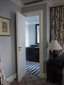 Décor peint en restitution dans un hôtel parisien